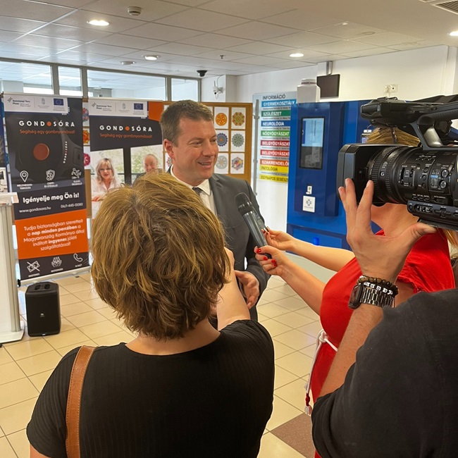 dr. Juhász Roland interjú közben