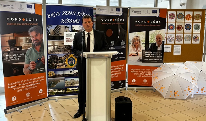 Dr Juhász Roland előadás közben