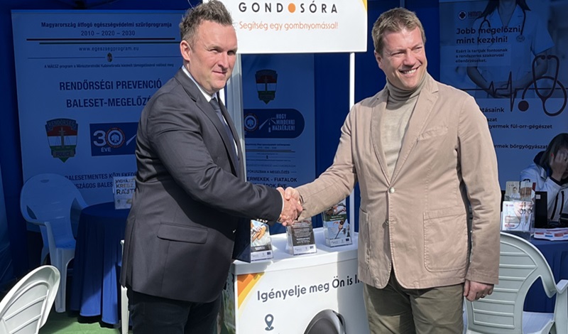 Kézfogás az együttműködésre