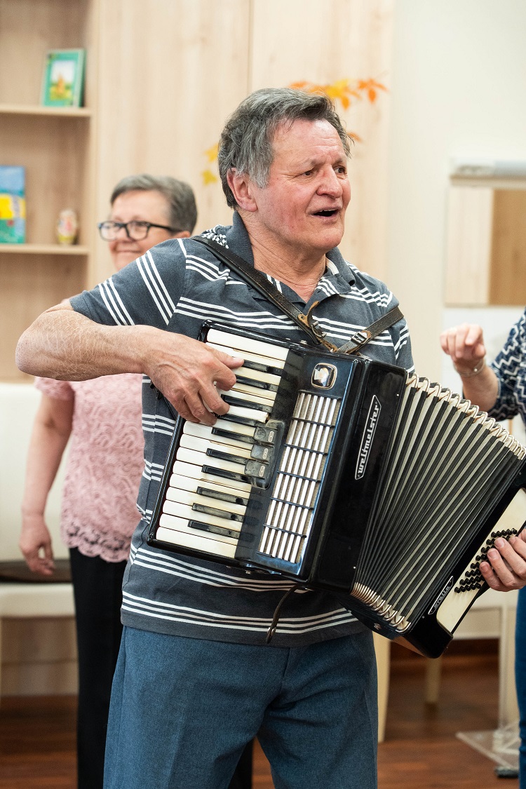 Harmonikán játszó férfi