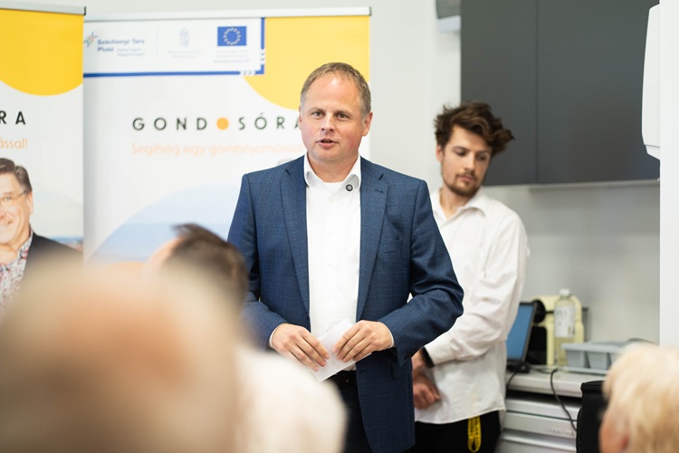 Földesi Gyula országgyűlési képviselő beszédet tart