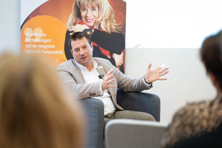 dr. Juhász Roland a program vezetője beszédet tart