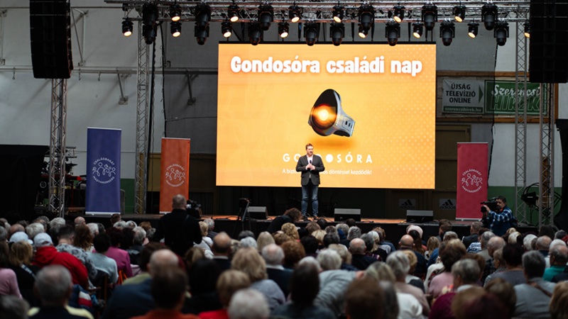 Dr. Juhász Roland beszéde közben